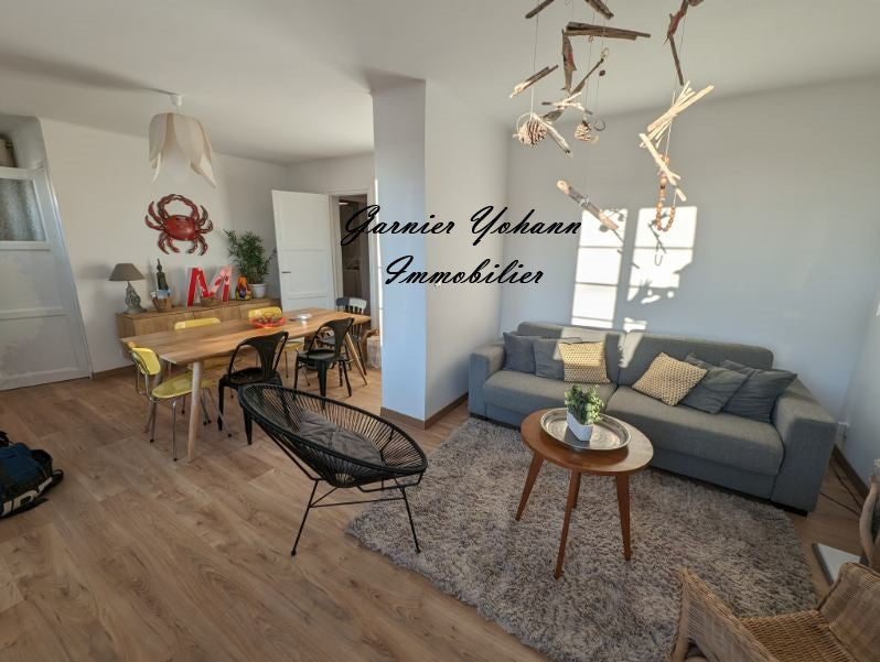 Charmant immeuble avec appartement rénové à deux pas de la plage ! 🏖️