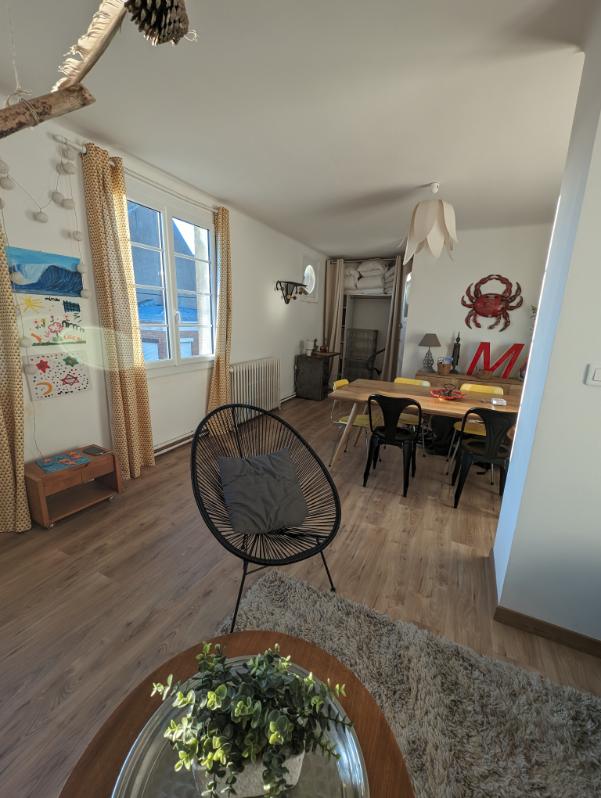 Charmant immeuble avec appartement rénové à deux pas de la plage ! 🏖️