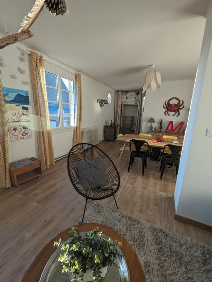 Charmant immeuble avec appartement rénové à deux pas de la plage ! 🏖️