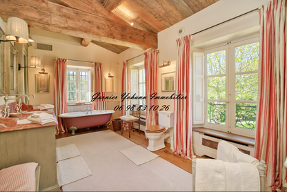 Propriété de Prestige au Cœur d'un Immeuble Parisien Emblématique