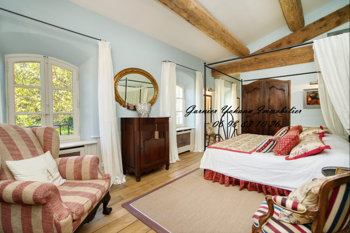 Propriété de Prestige au Cœur d'un Immeuble Parisien Emblématique