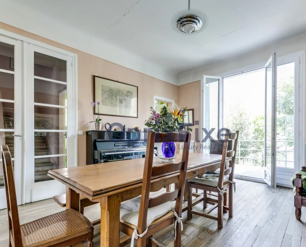 Propriété de Prestige au Cœur d'un Immeuble Parisien Emblématique