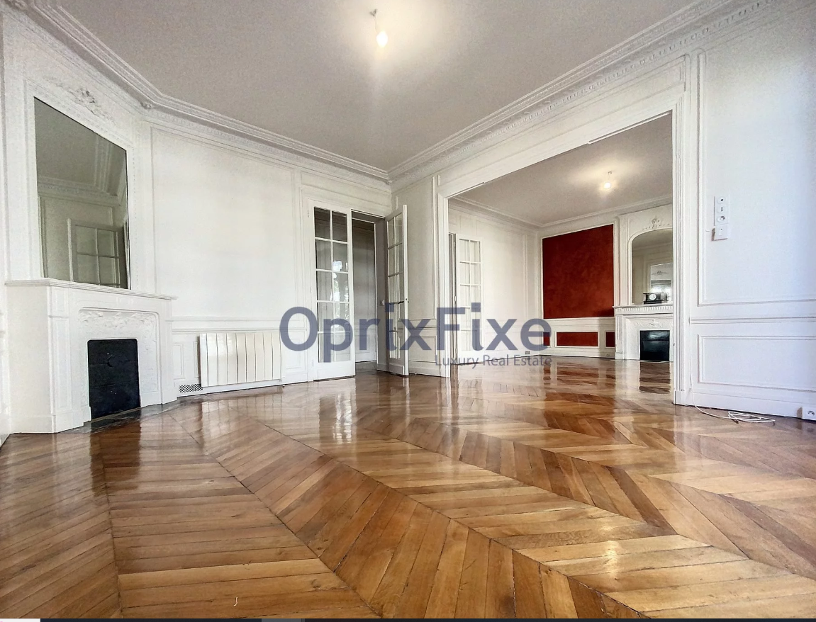 Propriété de Prestige au Cœur d'un Immeuble Parisien Emblématique