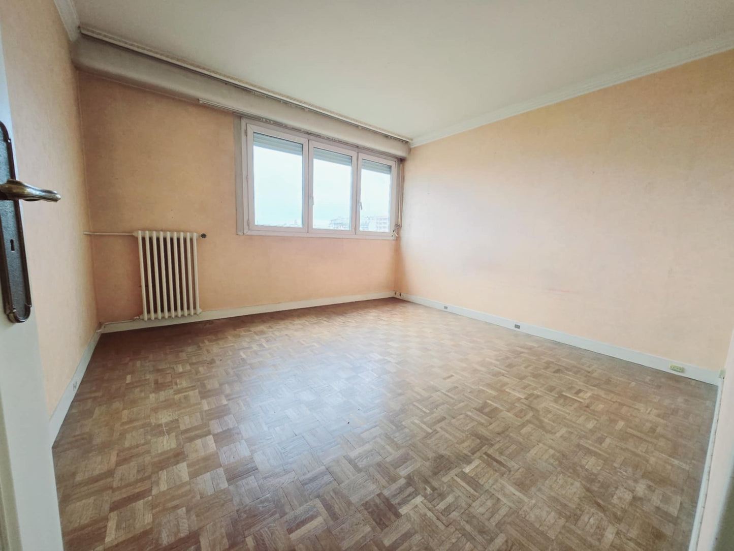 Paris Montrouge A vendre en exclusivité appartement à rénover au 6eme étage.