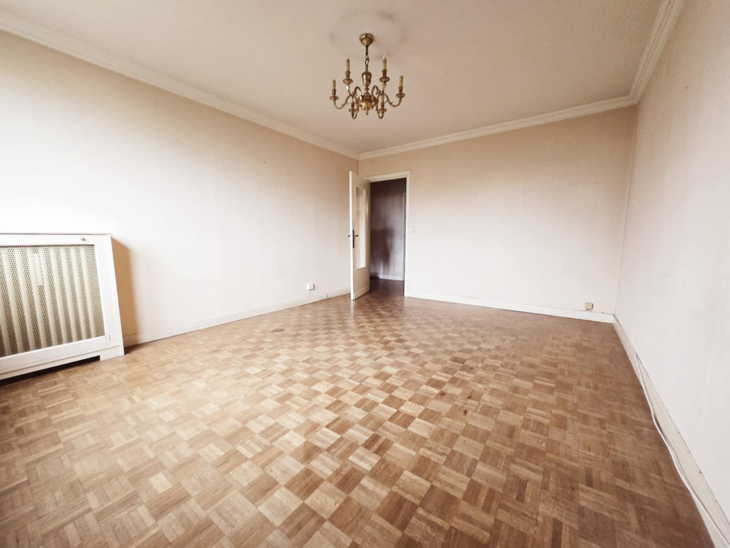Paris Montrouge A vendre en exclusivité appartement à rénover au 6eme étage.